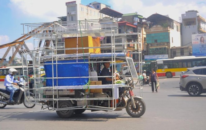 Xe ba gác, xe thô sơ chở hàng cồng kềnh “náo loạn” phố cổ - ảnh 4