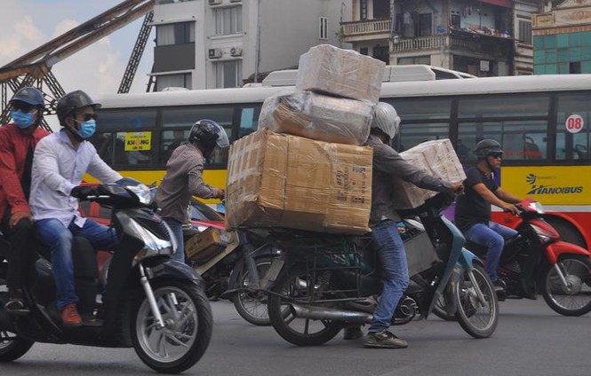 Xe ba gác, xe thô sơ chở hàng cồng kềnh “náo loạn” phố cổ - ảnh 5