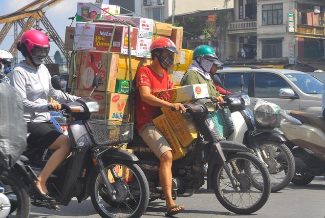 Xe ba gác, xe thô sơ chở hàng cồng kềnh “náo loạn” phố cổ - ảnh 6