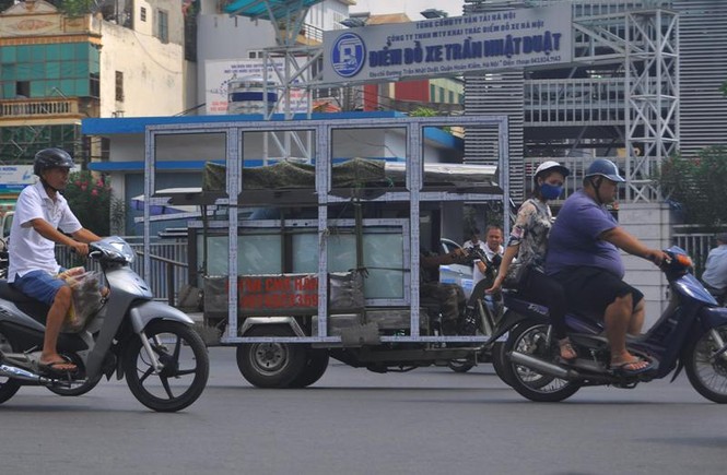 Xe ba gác, xe thô sơ chở hàng cồng kềnh “náo loạn” phố cổ - ảnh 7