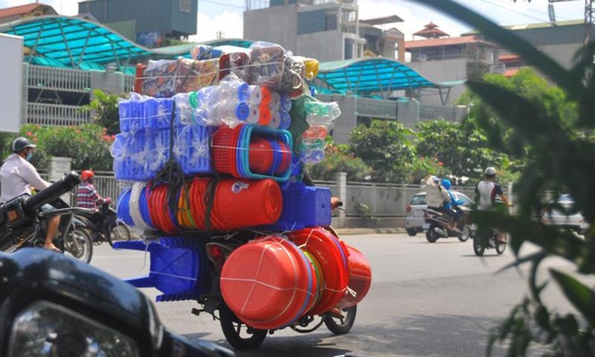 Xe ba gác, xe thô sơ chở hàng cồng kềnh “náo loạn” phố cổ - ảnh 8