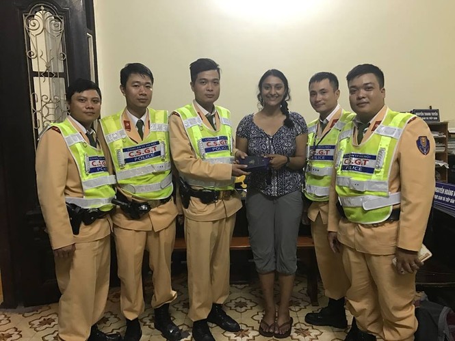 Bắt thanh niên cướp ví của nữ du khách nước ngoài trên phố cổ - ảnh 2
