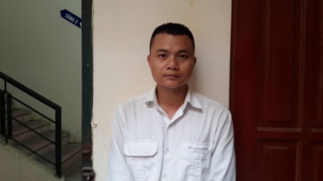 Taxi đóng cửa kính kẹp tay cảnh sát rồi kéo lê trên đường - ảnh 1