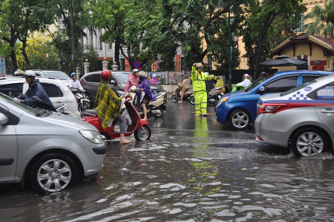 22 'điểm đen' ngập úng ở Hà Nội sau cơn mưa trút nước - ảnh 1