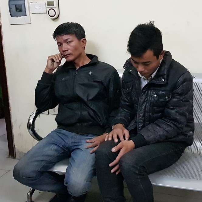 CSGT quật ngã 2 kẻ dùng dao cướp tài sản trên phố - ảnh 1
