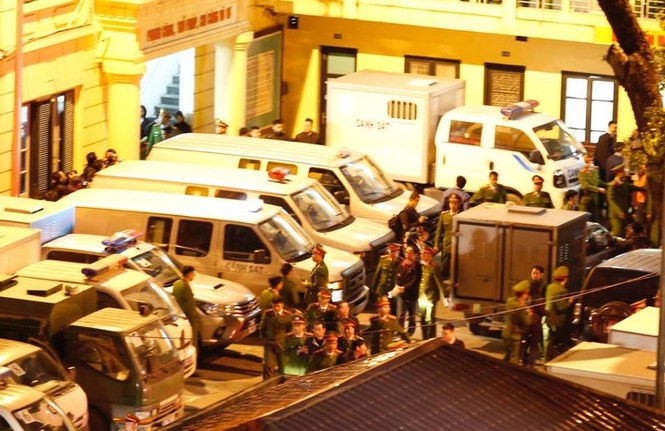Đoàn xe dẫn giải ông Đinh La Thăng và đồng phạm về trại tạm giam - ảnh 8