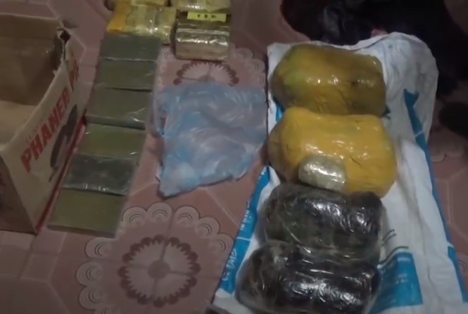 Hà Nội: Cảnh sát phá cửa ô tô bắt nhóm buôn bán 79 bánh heroin - ảnh 1