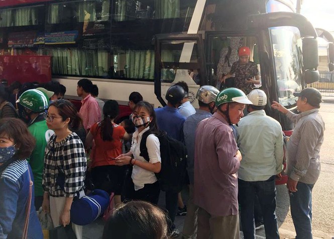 Vật vã trở lại Thủ đô trên những chuyến xe nhồi nhét, hét giá - ảnh 3