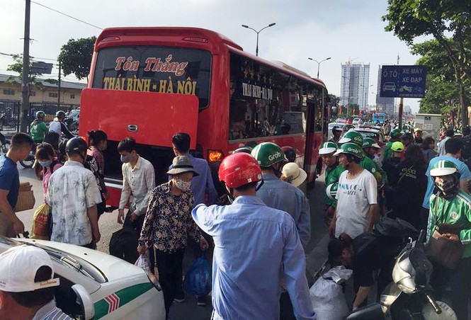 Vật vã trở lại Thủ đô trên những chuyến xe nhồi nhét, hét giá - ảnh 1
