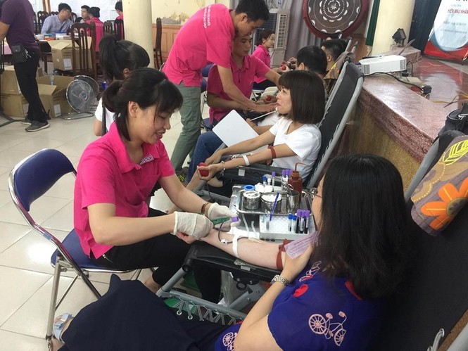Nhóm cựu học sinh trở lại trường cấp 3 hiến máu cứu người ở Hà Nội - ảnh 1