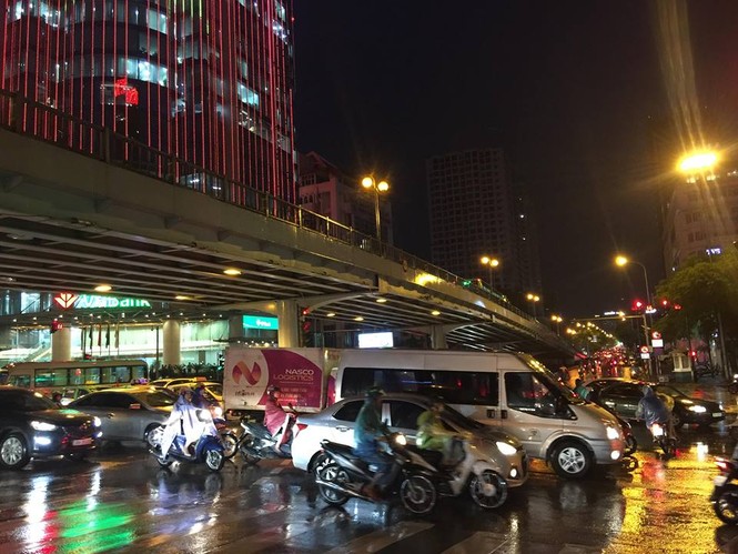Giao thông Hà Nội tê liệt sau cơn mưa kéo dài - ảnh 1