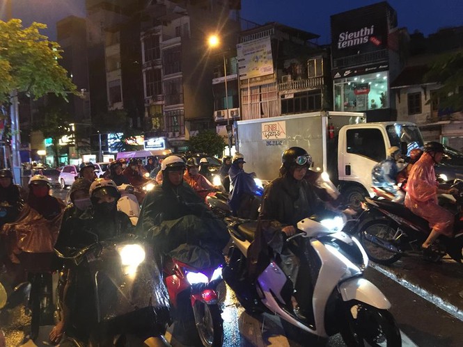 Giao thông Hà Nội tê liệt sau cơn mưa kéo dài - ảnh 2