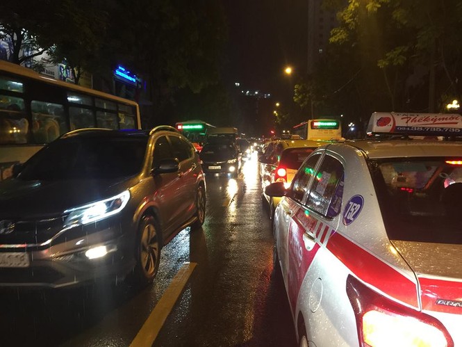 Giao thông Hà Nội tê liệt sau cơn mưa kéo dài - ảnh 4