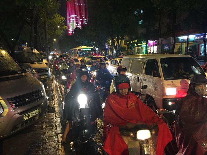 Giao thông Hà Nội tê liệt sau cơn mưa kéo dài - ảnh 5