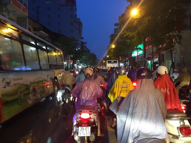 Giao thông Hà Nội tê liệt sau cơn mưa kéo dài - ảnh 7