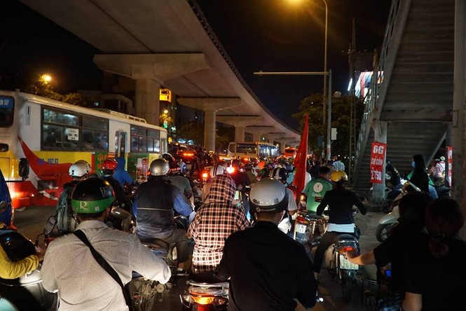 Giao thông Hà Nội tê liệt trước trận Việt Nam - Philippines - ảnh 1