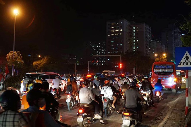 Giao thông Hà Nội tê liệt trước trận Việt Nam - Philippines - ảnh 9