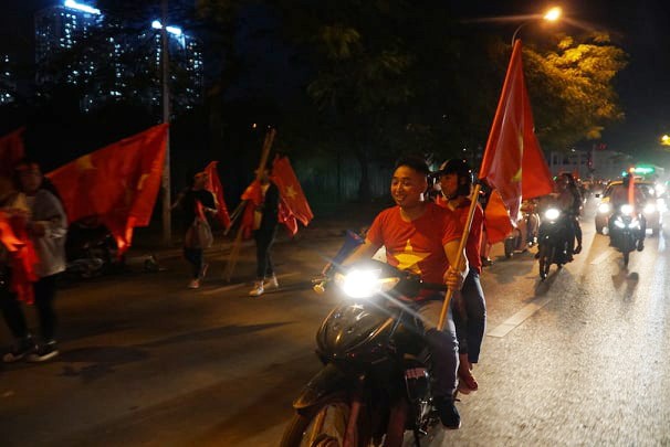Giao thông Hà Nội tê liệt trước trận Việt Nam - Philippines - ảnh 7