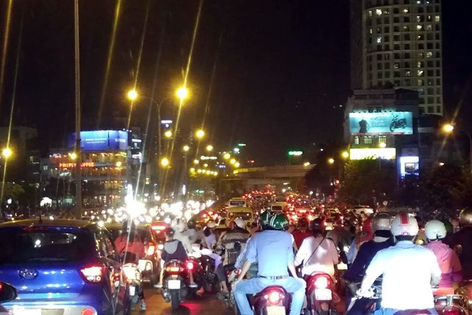 Giao thông Hà Nội tê liệt trước trận Việt Nam - Philippines - ảnh 3