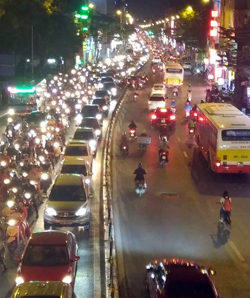 Giao thông Hà Nội tê liệt trước trận Việt Nam - Philippines - ảnh 2
