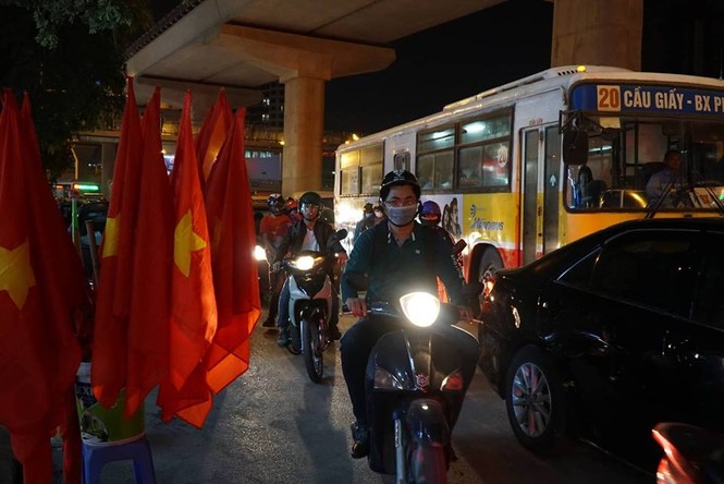 Giao thông Hà Nội tê liệt trước trận Việt Nam - Philippines - ảnh 6