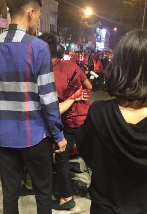 CĐV đi bão sau chiến thắng, hàng loạt tai nạn, ẩu đả trên phố Hà Nội - ảnh 2