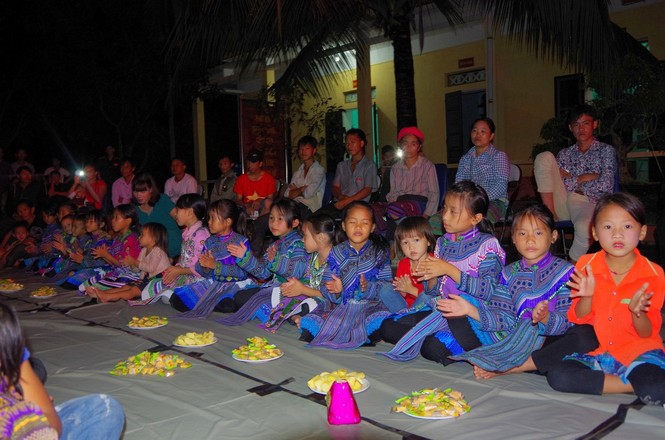 Chiến sĩ biên phòng mang tết Trung thu cho trẻ em biên giới - ảnh 2
