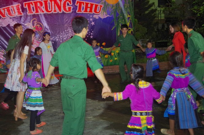 Chiến sĩ biên phòng mang tết Trung thu cho trẻ em biên giới - ảnh 1