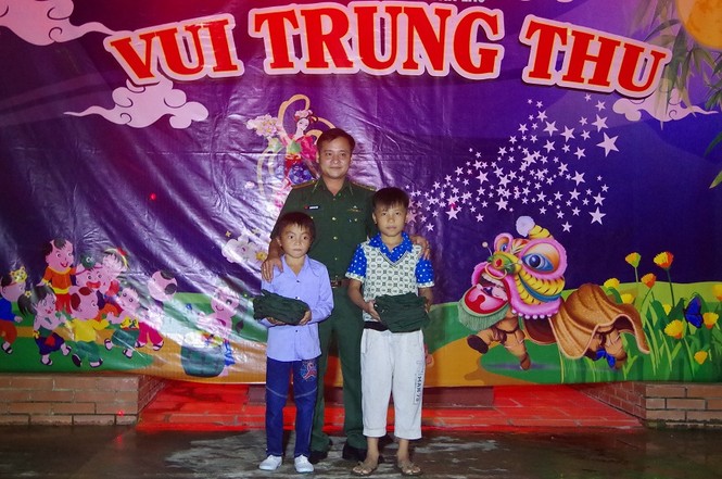 Chiến sĩ biên phòng mang tết Trung thu cho trẻ em biên giới - ảnh 3