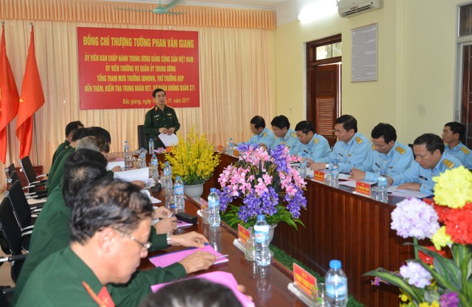 Thượng tướng Phan Văn Giang kiểm tra trung đoàn không quân 927 - ảnh 2