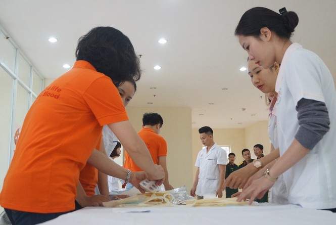 Chung tay hiến giọt máu hồng - ảnh 2