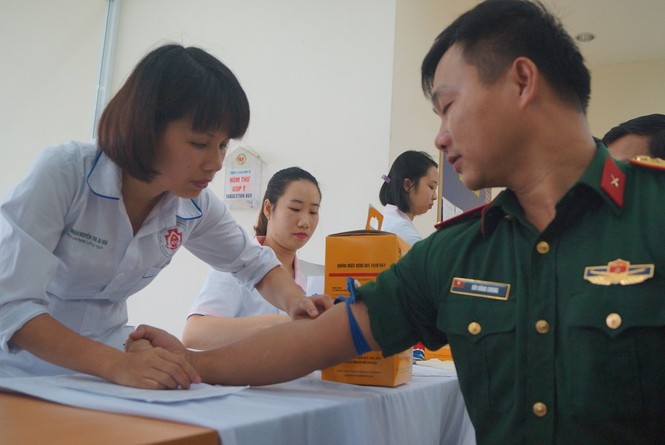 Chung tay hiến giọt máu hồng - ảnh 6