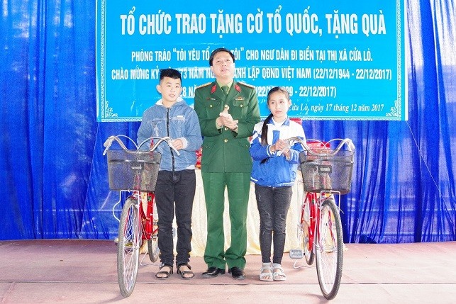 Tặng cờ Tổ quốc cho ngư dân Cửa Lò - ảnh 1