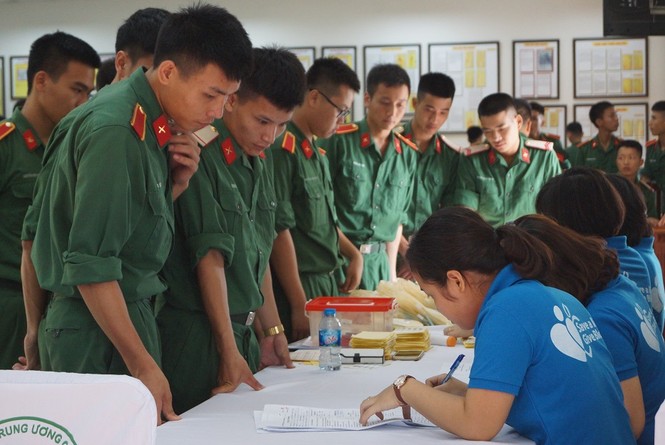 Gần 500 học viên áo lính hiến máu cứu người - ảnh 2