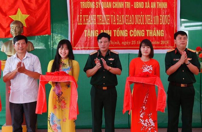 Tặng 'nhà 100 đồng' cho nạn nhân chất độc da cam - ảnh 1