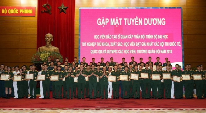 Vinh danh thủ khoa áo lính - ảnh 1
