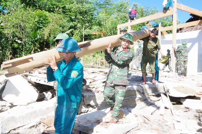 Hàng trăm chiến sĩ quân đội giúp dân sau lũ - ảnh 2
