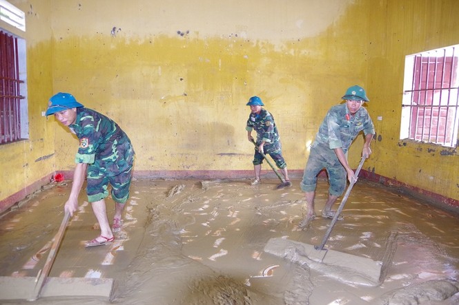 Hàng trăm chiến sĩ quân đội giúp dân sau lũ - ảnh 5