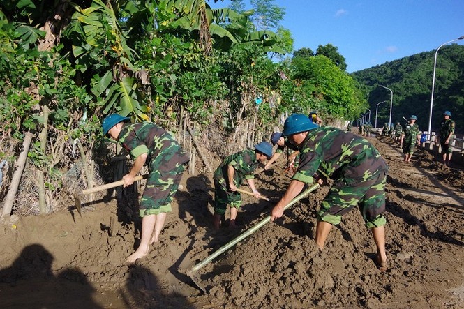 Hàng trăm chiến sĩ quân đội giúp dân sau lũ - ảnh 6