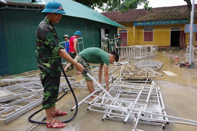 Hàng trăm chiến sĩ quân đội giúp dân sau lũ - ảnh 7