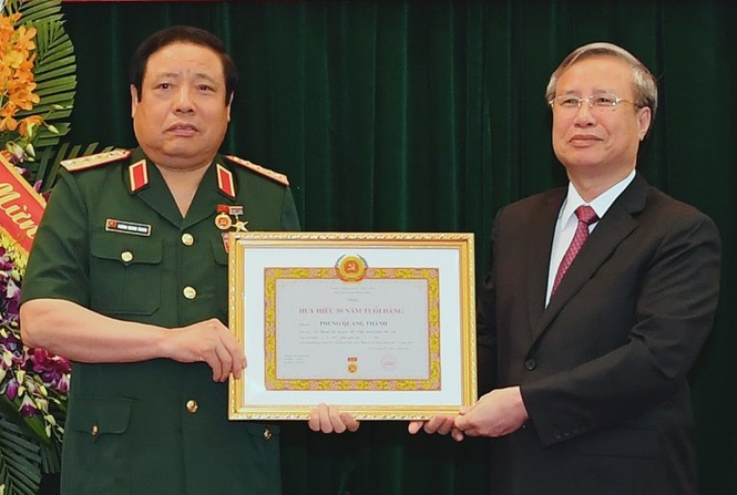 Trao Huy hiệu Đảng cho 2 Đại tướng Quân đội - ảnh 1