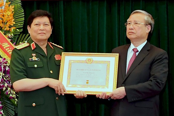 Trao Huy hiệu Đảng cho 2 Đại tướng Quân đội - ảnh 2