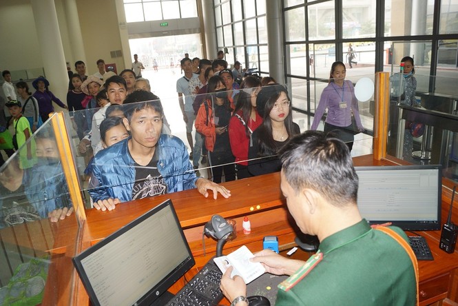 Giảm phiền hà, sách nhiễu hành khách tại cửa khẩu - ảnh 1