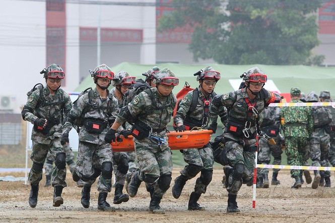 Binh sĩ Việt - Trung diễn tập cứu trợ thảm họa - ảnh 3