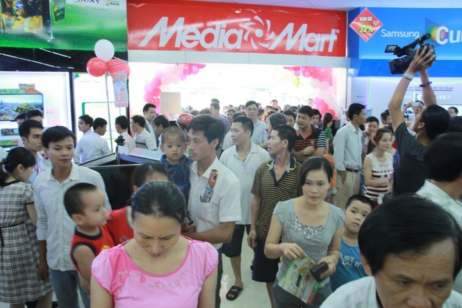 Chen lấn mua hàng tại MediaMart - ảnh 6