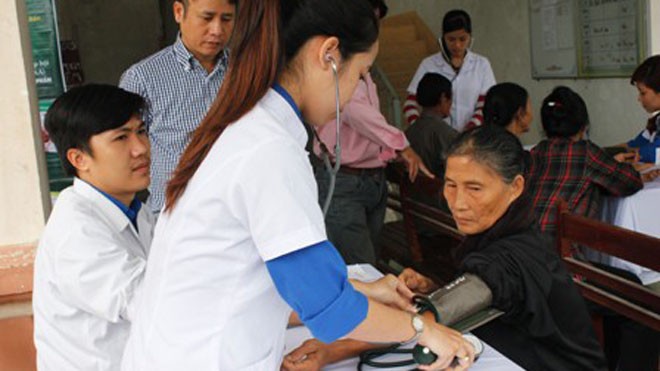 Khám, cấp phát thuốc và truyền thông về ATTP tại Quảng Bình - ảnh 1