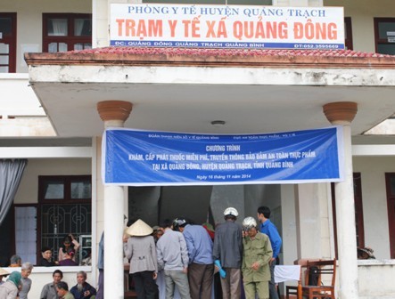 Khám, cấp phát thuốc và truyền thông về ATTP tại Quảng Bình - ảnh 2
