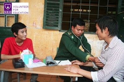 Học sinh H’Mông mặc váy xòe hoa đón nắng ấm biên cương - ảnh 2