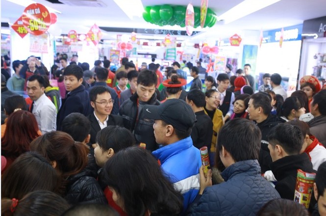 'Nghẹt thở' chen chân mua sắm hàng điện máy ngày cận tết - ảnh 1