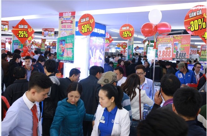 'Nghẹt thở' chen chân mua sắm hàng điện máy ngày cận tết - ảnh 2